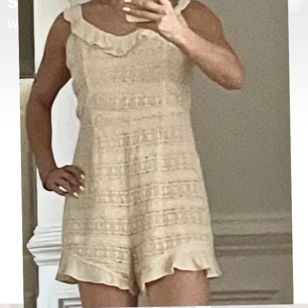 ASTR off-white beautiful romper. Fits like US 2-4.